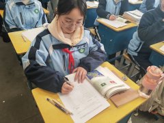 学生甲婉言：“但愿饭